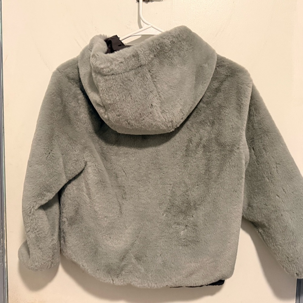 Zara faux fur hooded jacket featuring a ribbed hem and a front zipper - Picture 2 of 5